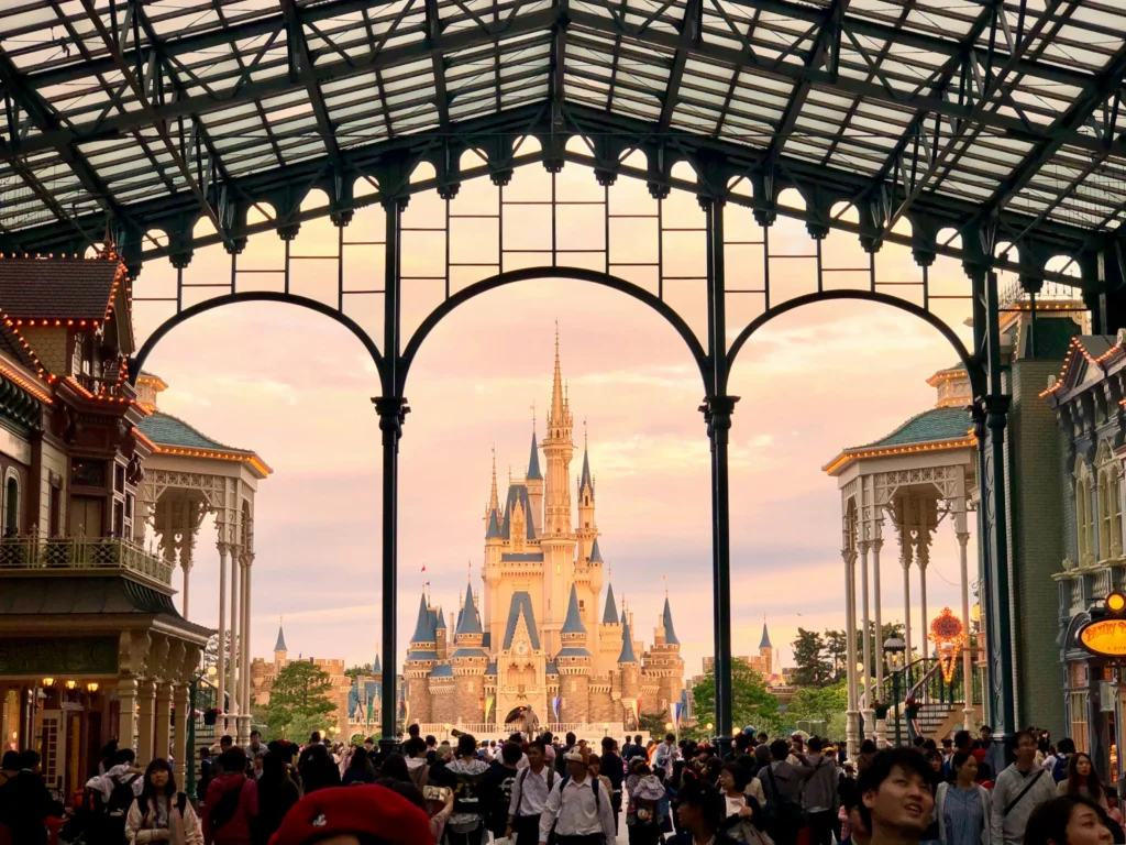 L'entrée du parc Disney à Tokyo au Japon