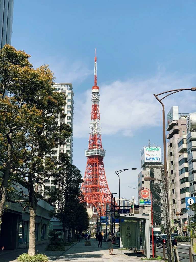 La Tour Eiffel en Rouge et Blanc à Tokyo au Japon